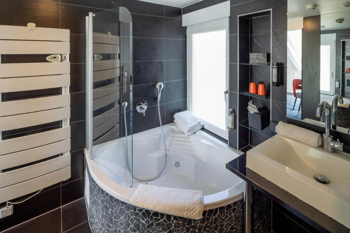 Salle de bains dans l'établissement Hôtel Villa La Florangerie - SPA & Piscine