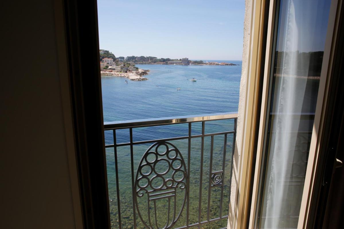 - une vue sur l'eau depuis une fenêtre dans l'établissement Splendid Hôtel & Spa, à Bandol