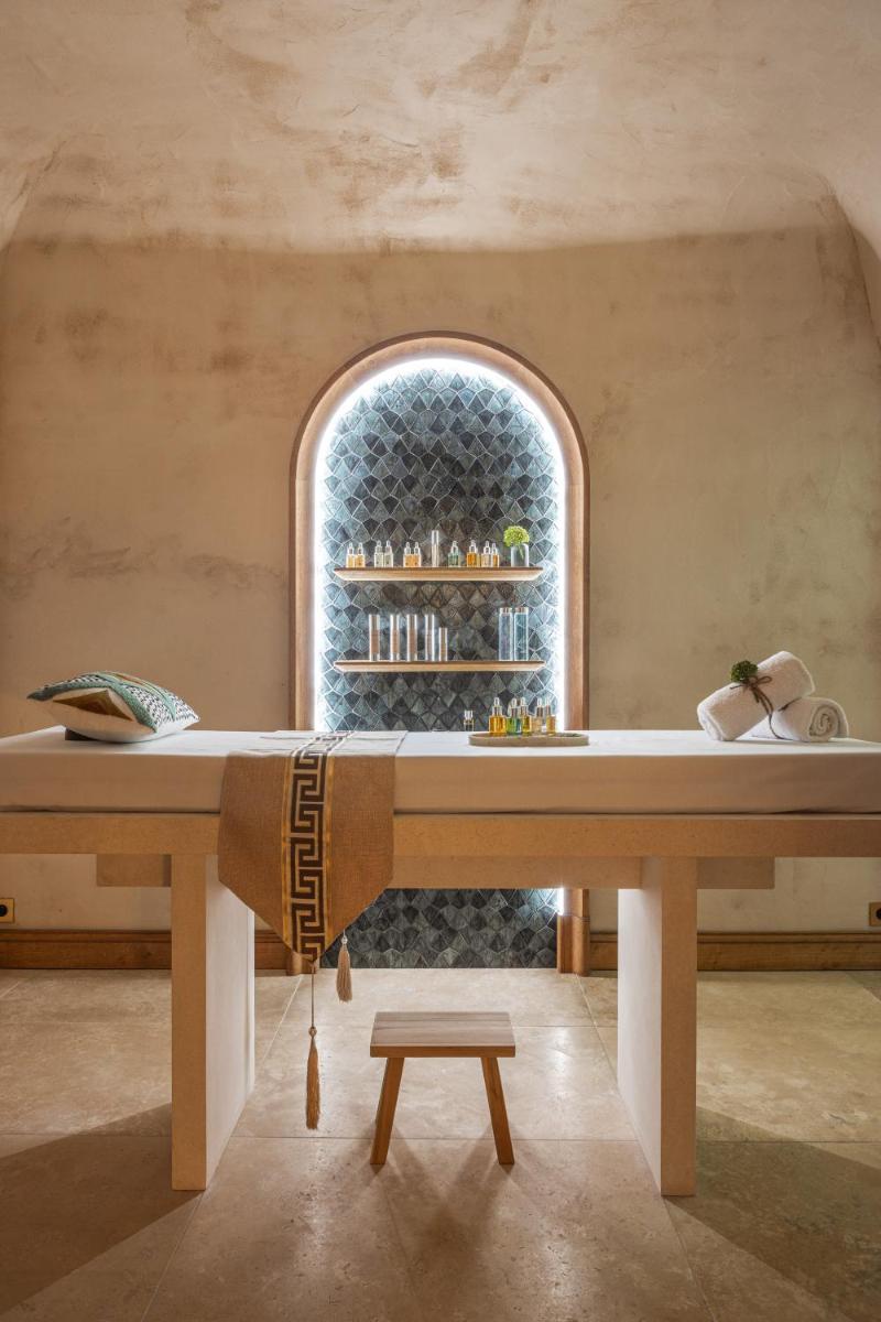 - une grande table dans une chambre avec fenêtre dans l'établissement Hôtel Singulier Bordeaux - Boutique Hôtel & Spa Anne Semonin, à Bordeaux