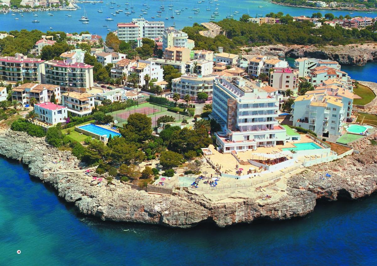 una vista aérea de un complejo en una isla en el agua en JS Cape Colom - Adults Only, en Portocolom