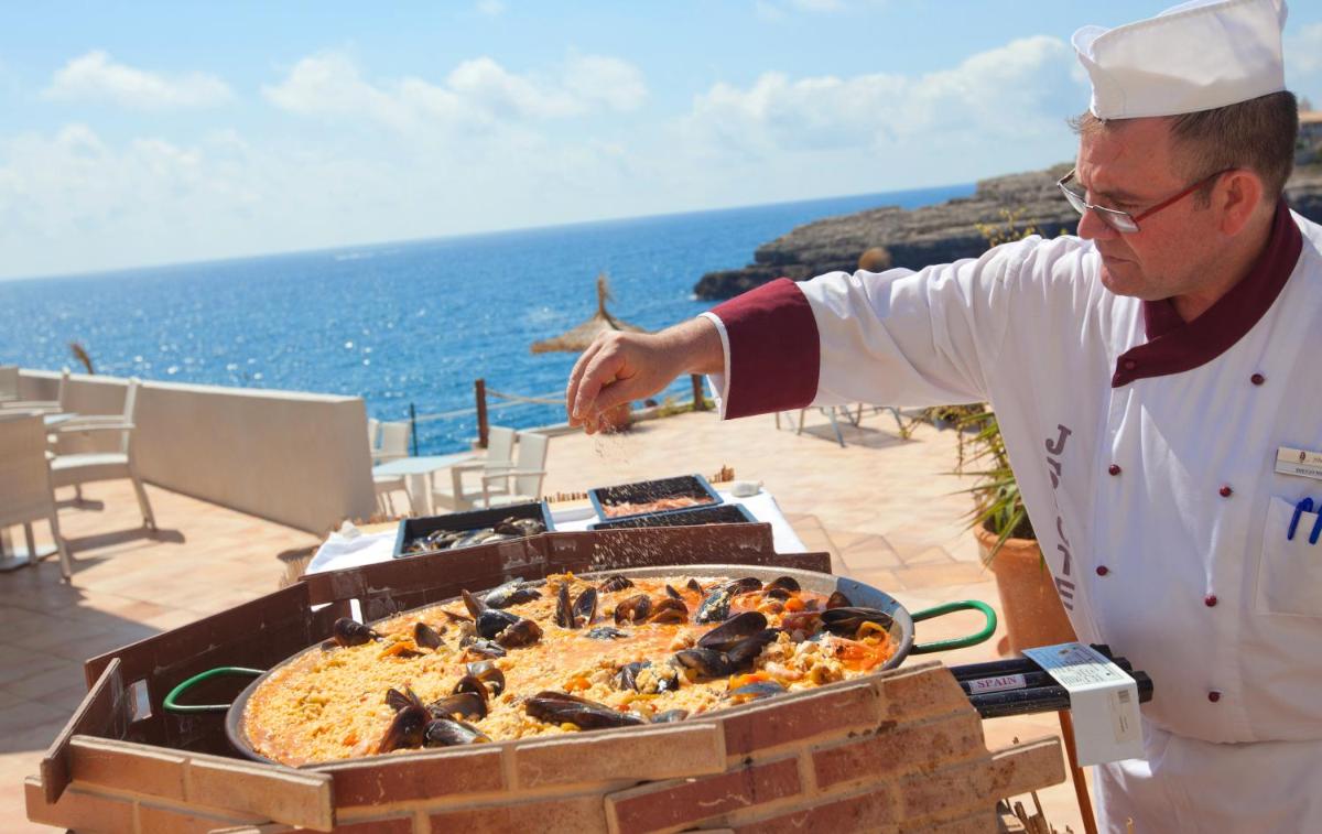 Comida en o cerca de este hotel