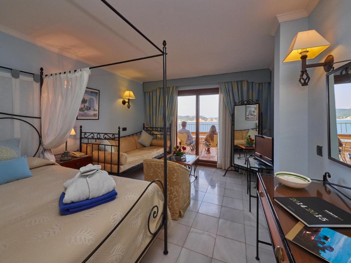 Cama o camas de una habitación en Hotel Petit Cala Fornells