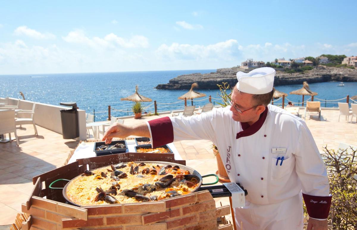Comida en o cerca de este hotel
