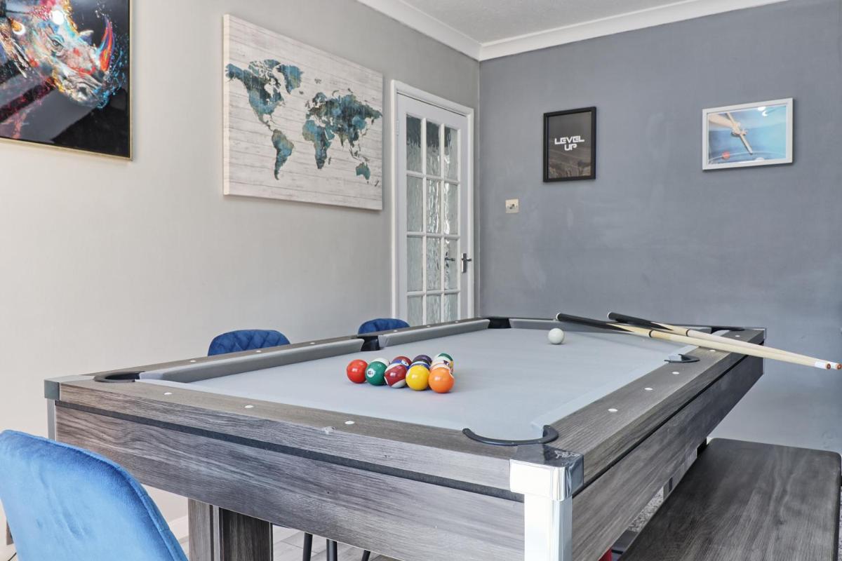 3-Bedroom Family Home with Games Room & Parking Near Rayleigh Weir - Housity