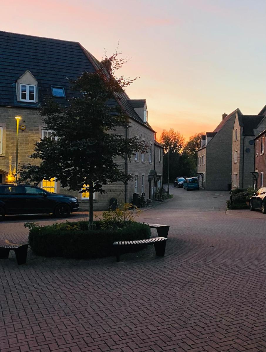 Modern Town House near Oxford - 3 double bedrooms - Housity