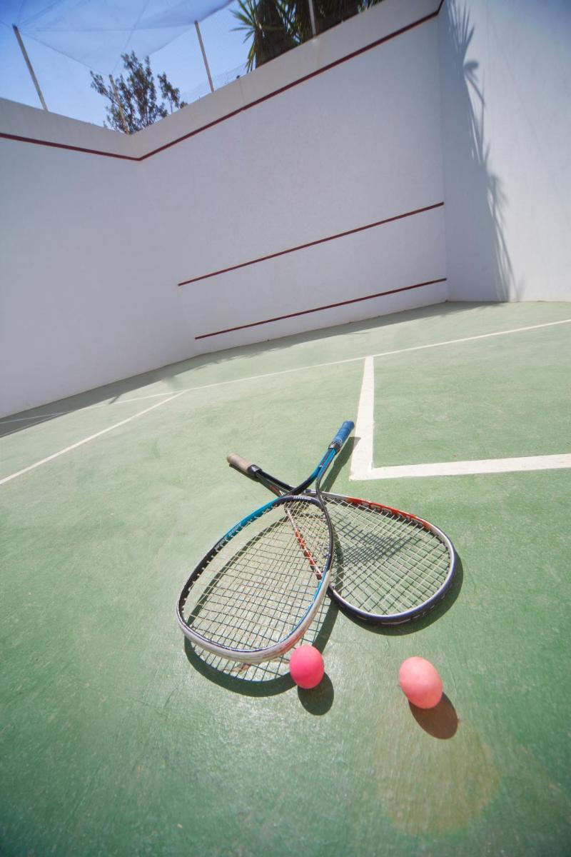 Instalaciones para jugar a tenis o squash en JS Cape Colom - Adults Only o alrededores