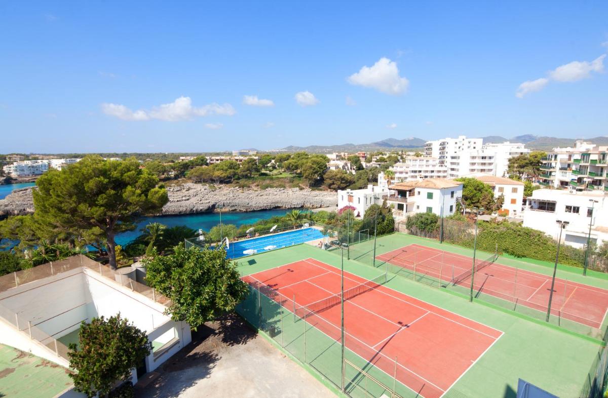Instalaciones para jugar a tenis o squash en JS Cape Colom - Adults Only o alrededores