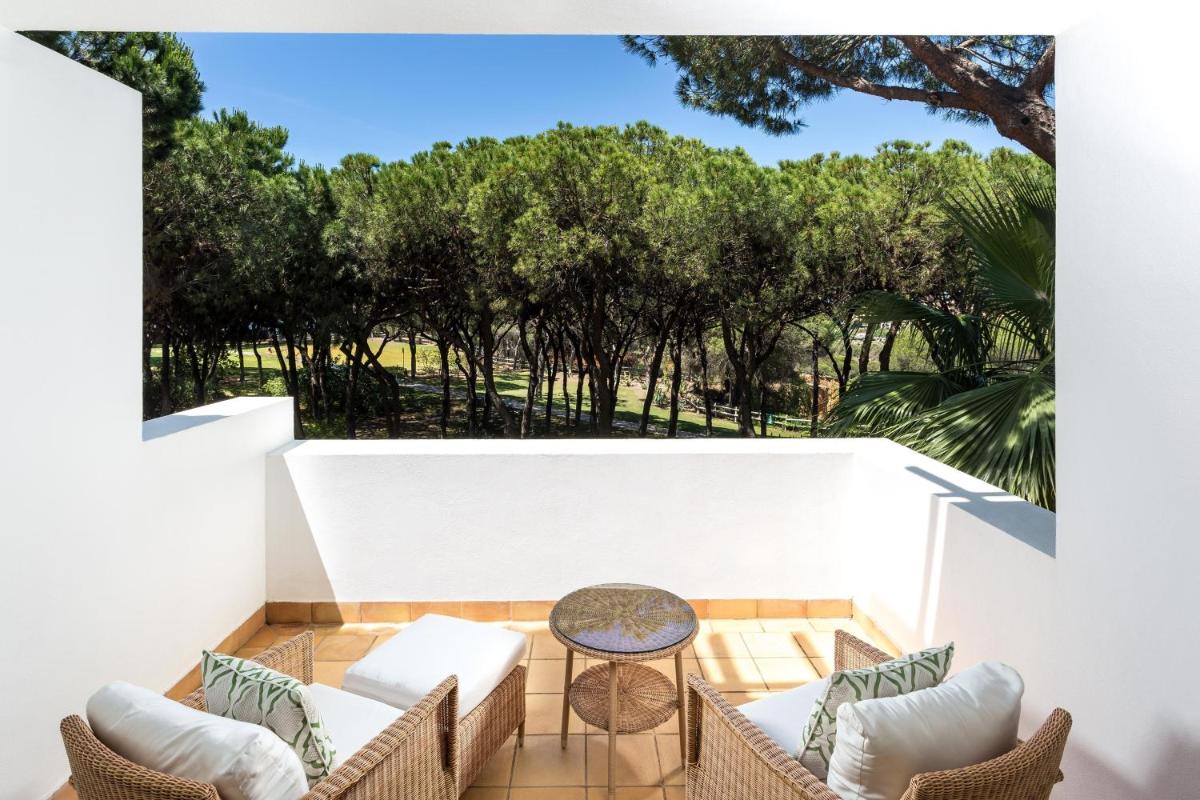 Uma área de estar em Pine Cliffs Hotel, a Luxury Collection Resort, Algarve