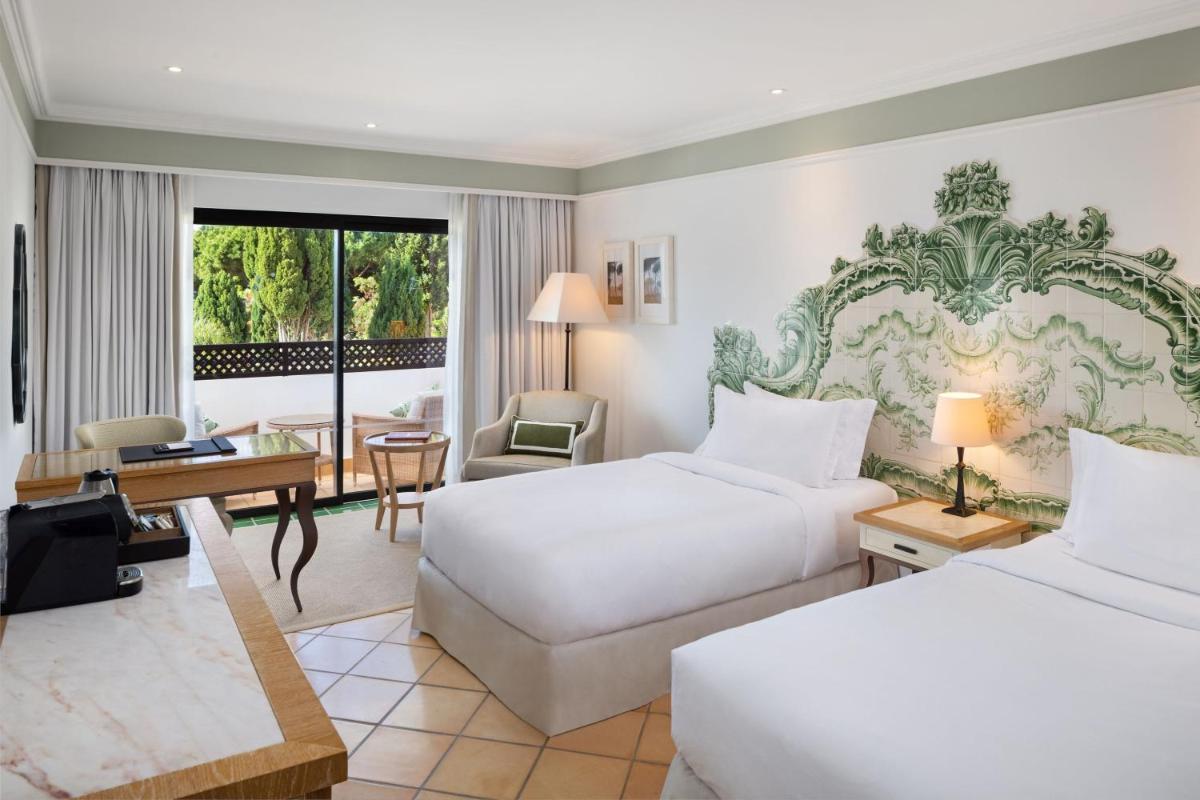 Uma cama ou camas num quarto em Pine Cliffs Hotel, a Luxury Collection Resort, Algarve