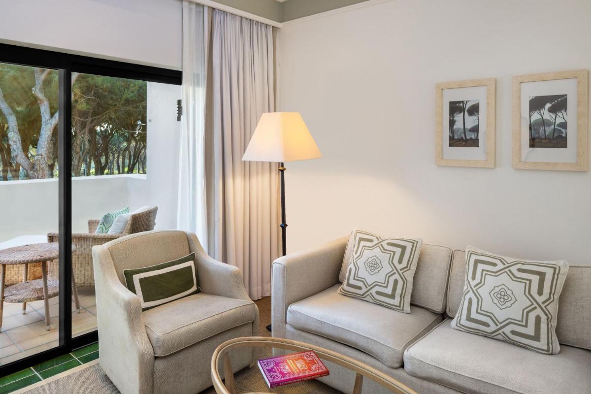 Uma área de estar em Pine Cliffs Hotel, a Luxury Collection Resort, Algarve