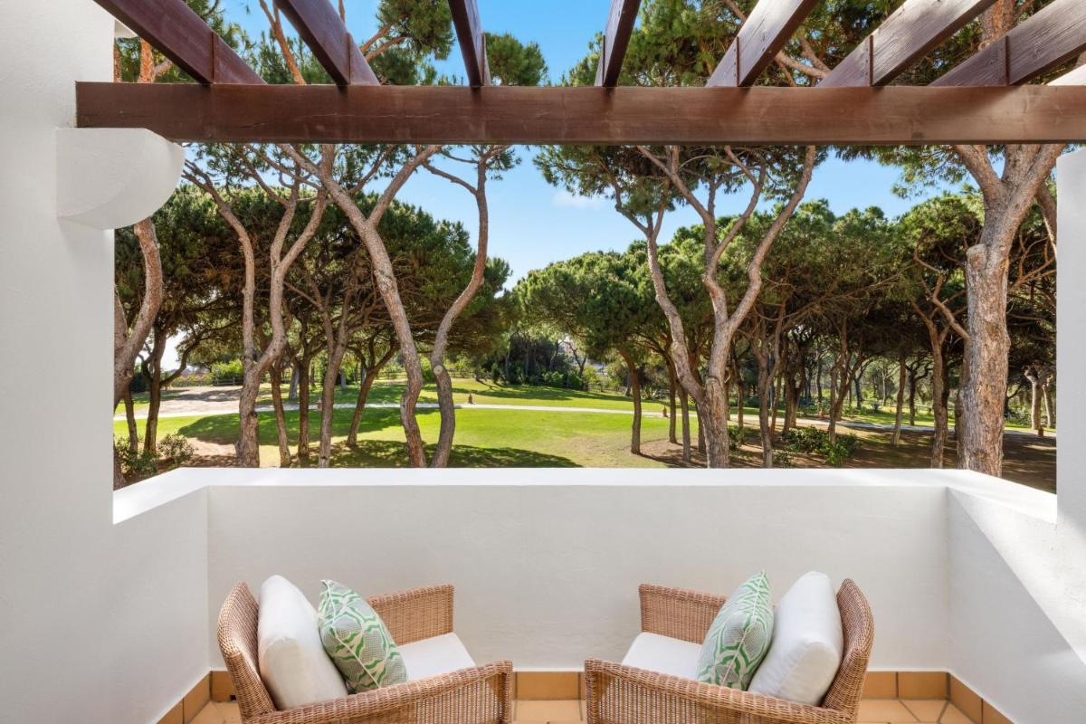 Um jardim no exterior de Pine Cliffs Hotel, a Luxury Collection Resort, Algarve