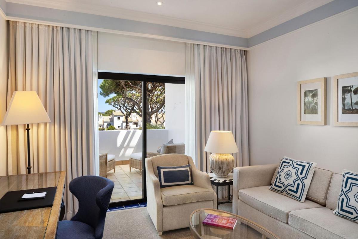 Uma área de estar em Pine Cliffs Hotel, a Luxury Collection Resort, Algarve