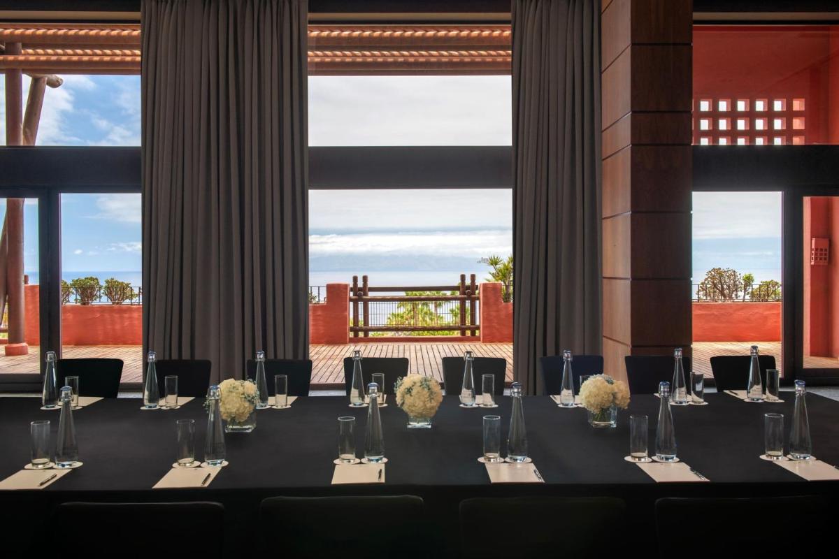 Un restaurante o sitio para comer en The Ritz-Carlton Tenerife, Abama