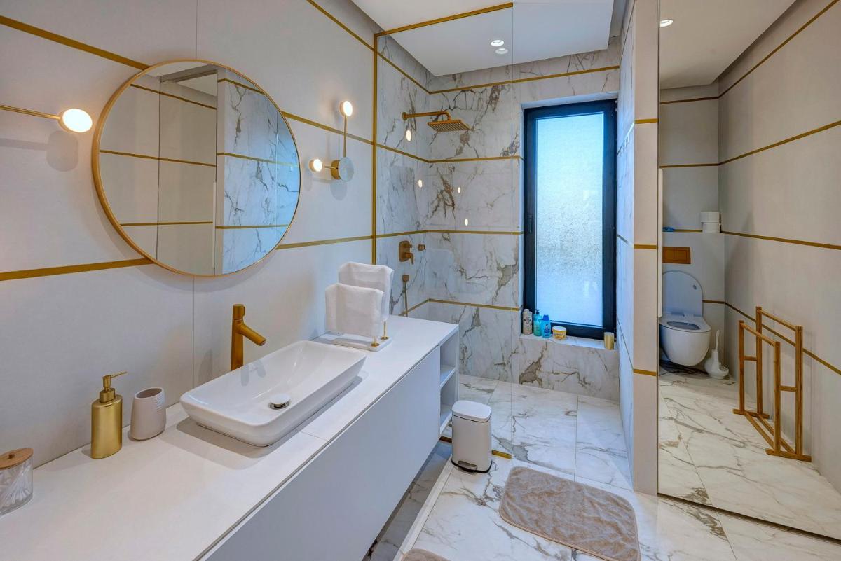 Hill Luxury House - Housity