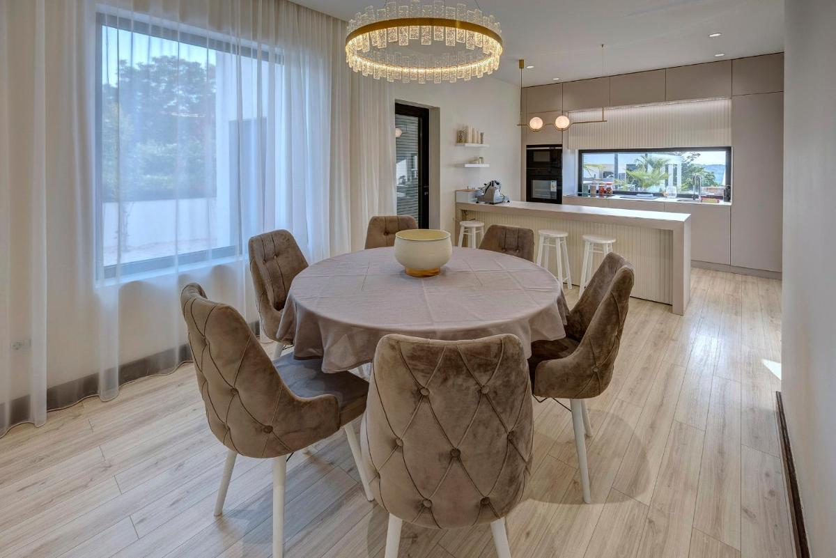 Hill Luxury House - Housity