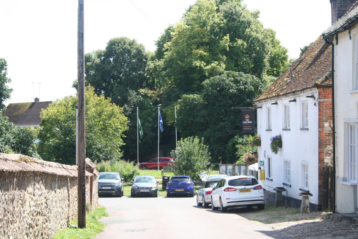 The Crown Aldbourne - Housity
