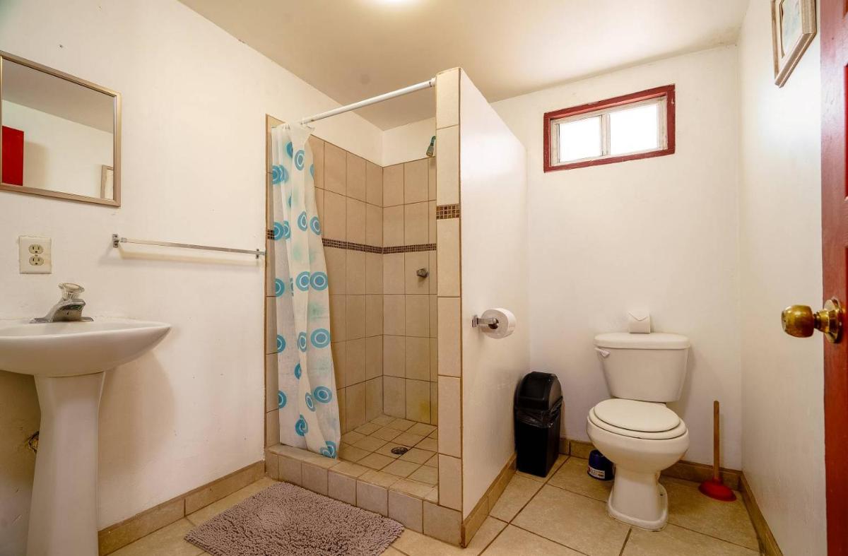 Short walk to pool and private beach - Housity