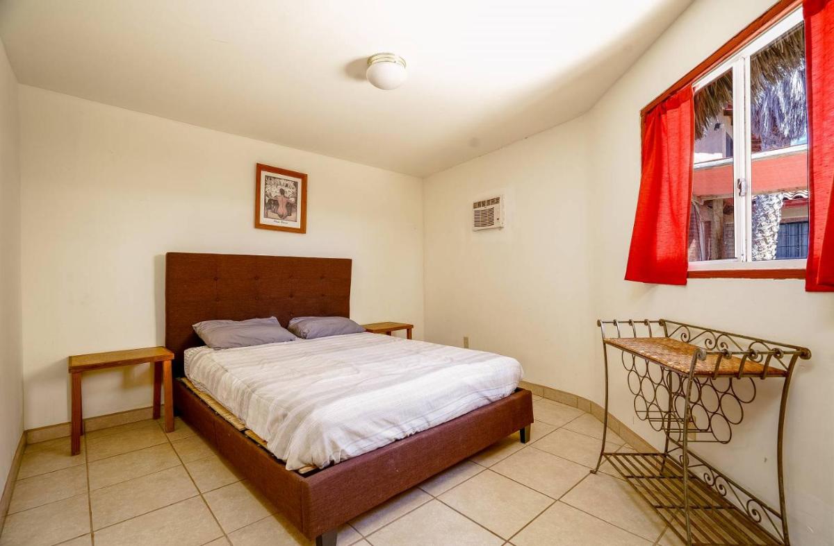 Short walk to pool and private beach - Housity