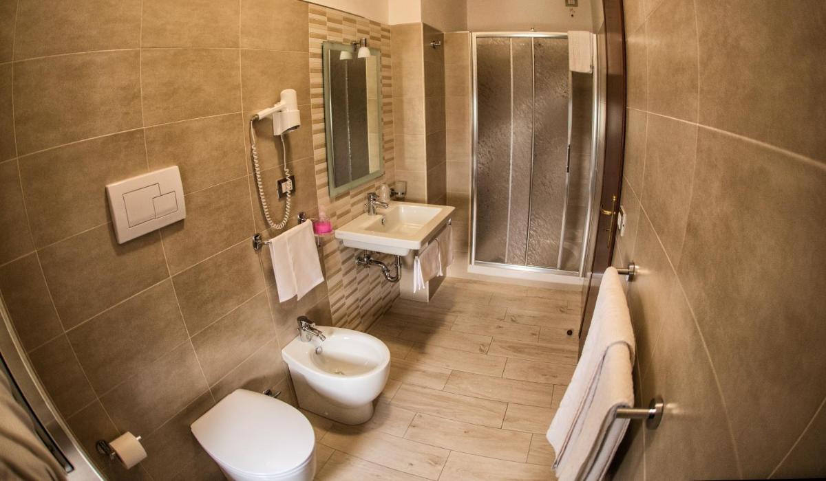 Tourist Hotel - Housity