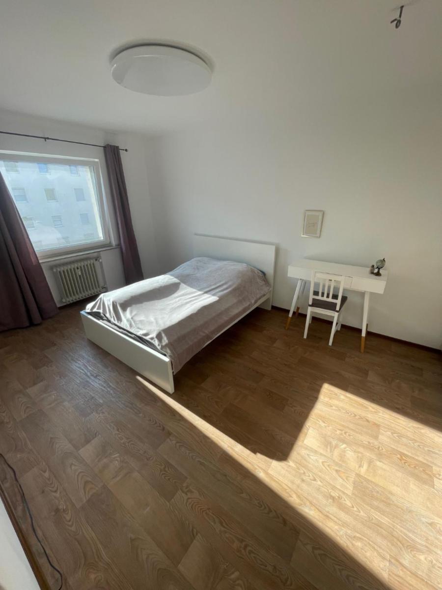 Helles Zimmer in Wohnung mit Balkon - Housity