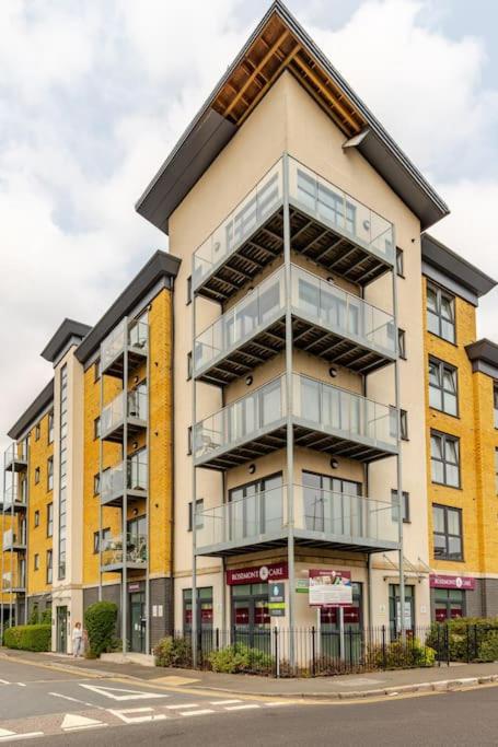 Stylish Station Apartment in Rochester with Free Parking - Housity