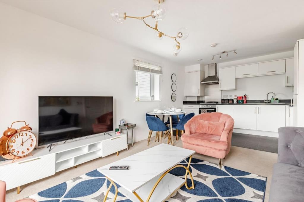 Stylish Station Apartment in Rochester with Free Parking - Housity