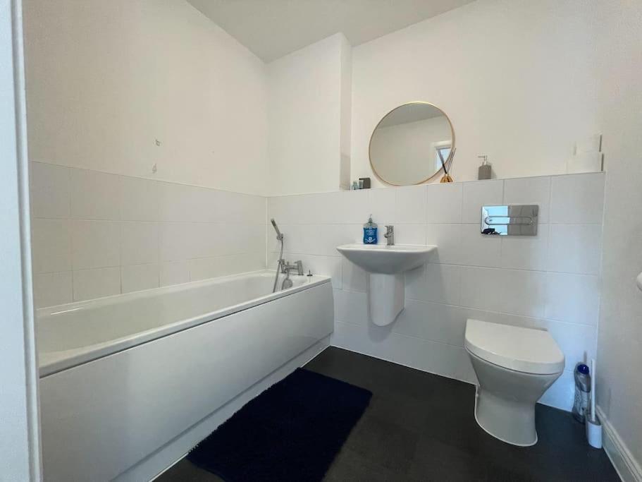 Stylish Station Apartment in Rochester with Free Parking - Housity