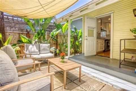 Comfy LBC Paradise bungalow w/AC - Housity