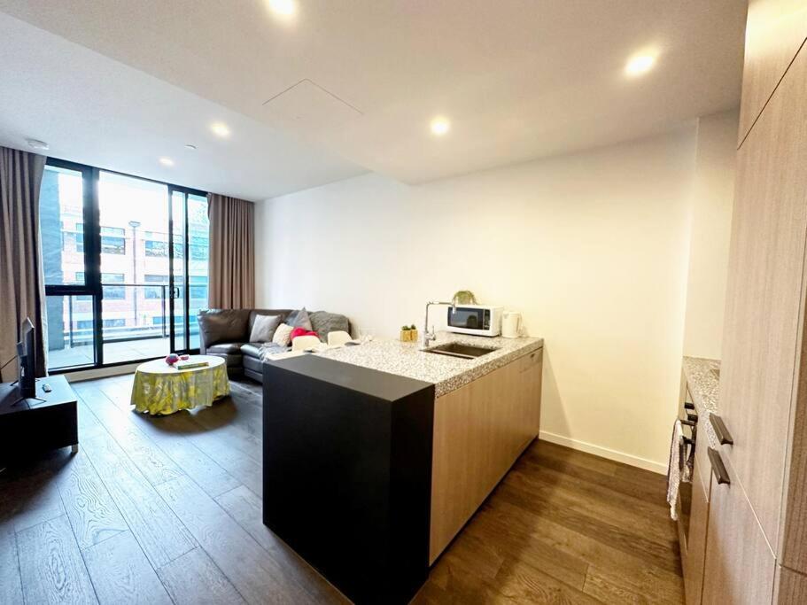 Suitetrails - WE107 - 2 BR Modern Apartment with Study Room