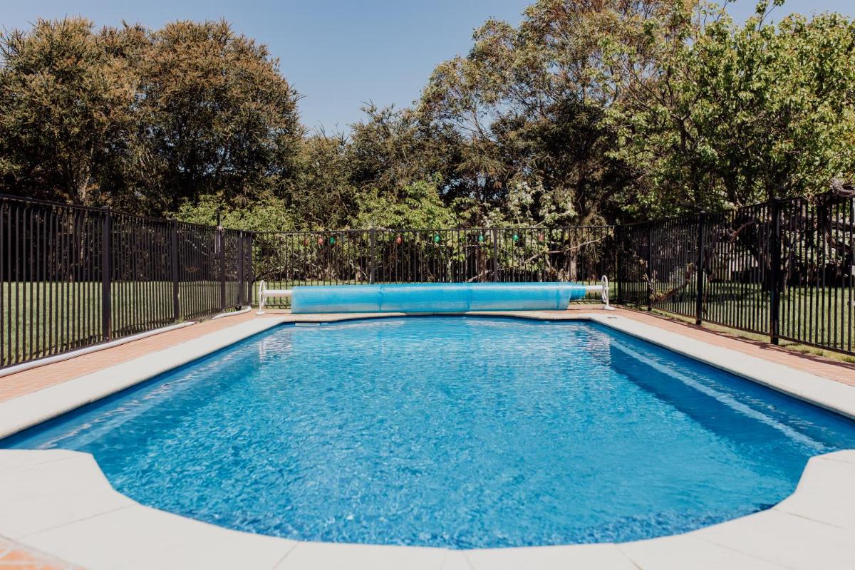 St Helens shack with pool and water views - Housity