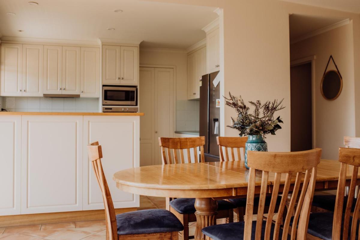 St Helens shack with pool and water views - Housity