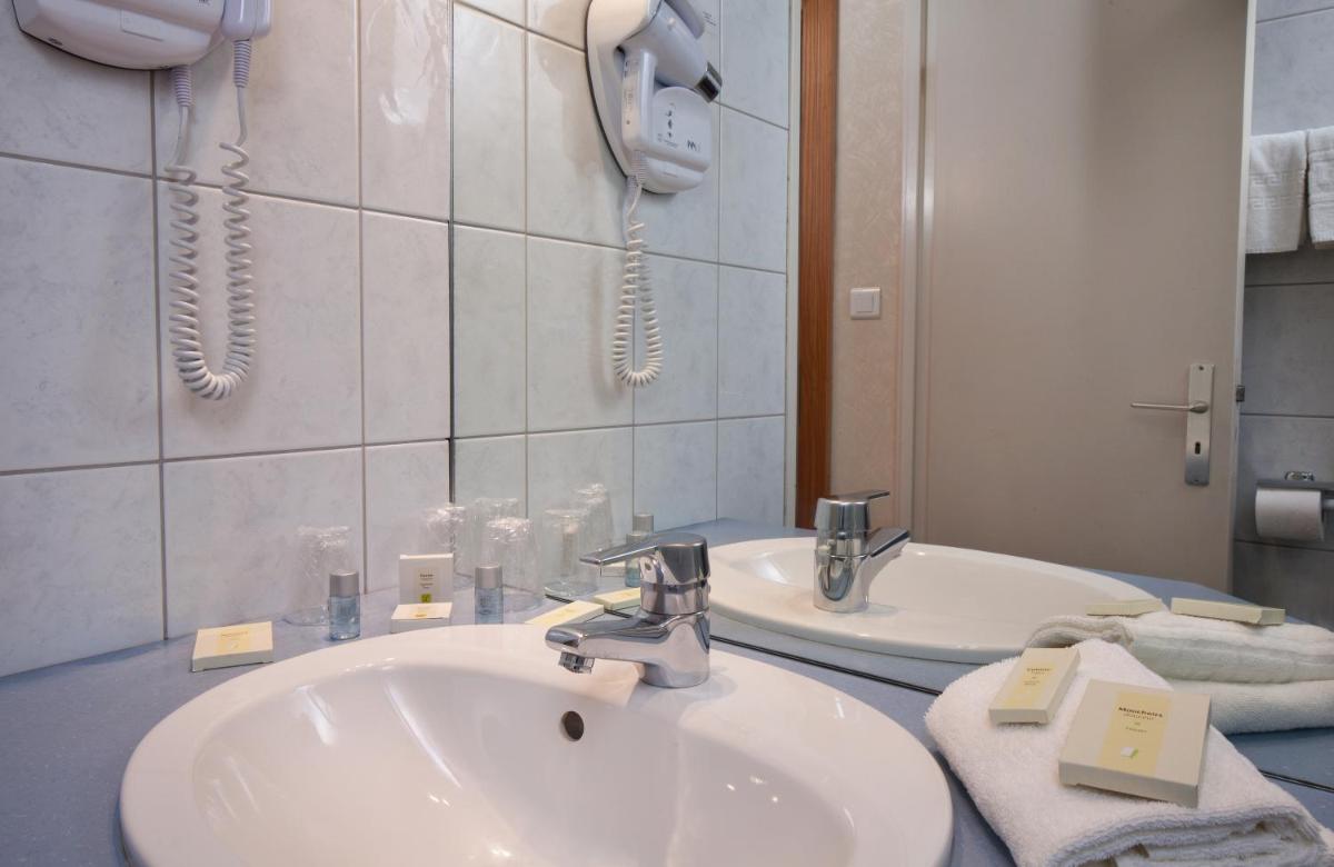 Salle de bains dans l'établissement Logis Hôtel de la Tour