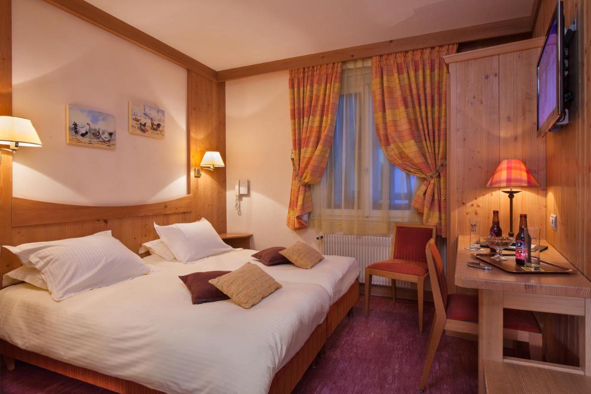 Un ou plusieurs lits dans un hébergement de l'établissement Logis Hôtel de la Tour