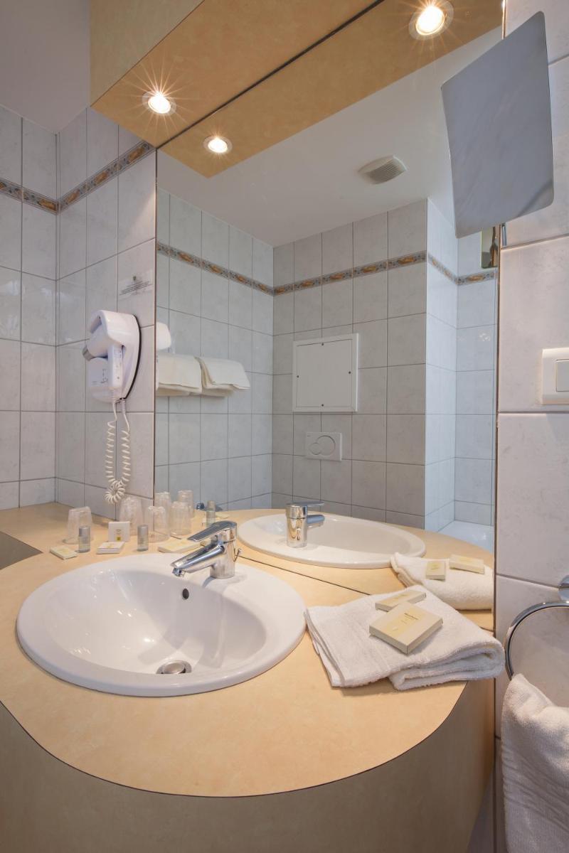 Salle de bains dans l'établissement Logis Hôtel de la Tour