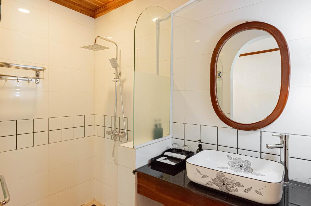 Merry Riverside Hotel - Housity
