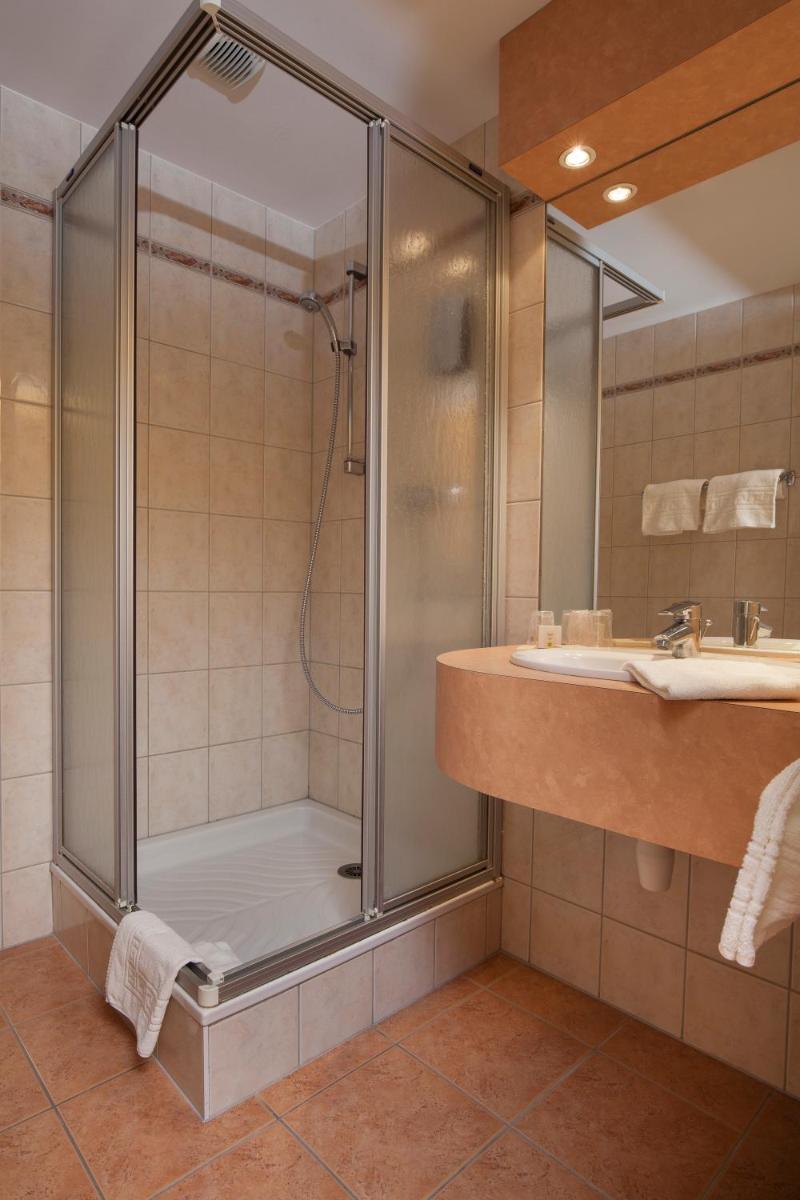 Salle de bains dans l'établissement Logis Hôtel de la Tour