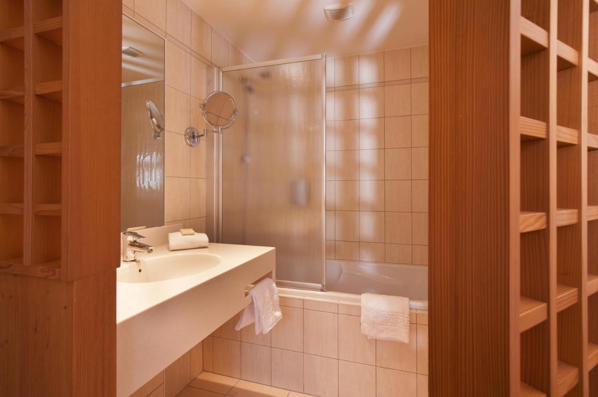 Salle de bains dans l'établissement Logis Hôtel de la Tour