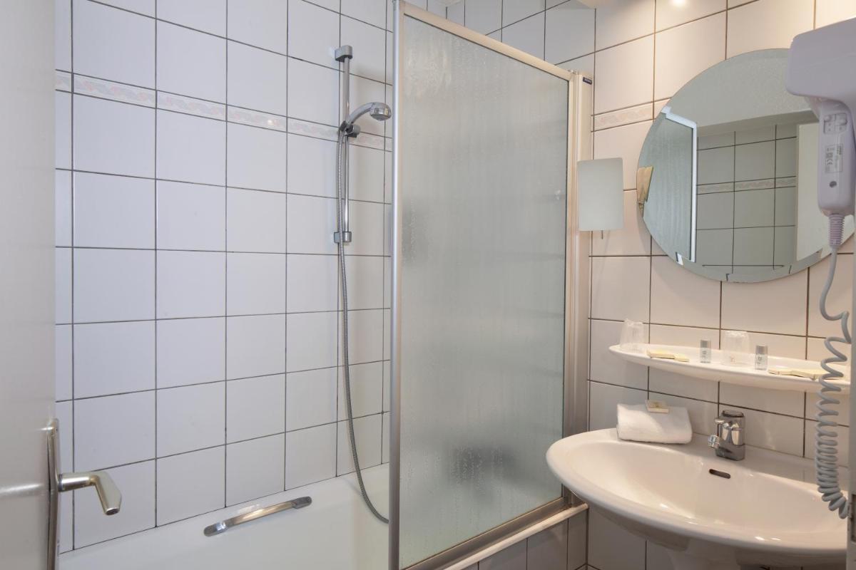 Salle de bains dans l'établissement Logis Hôtel de la Tour