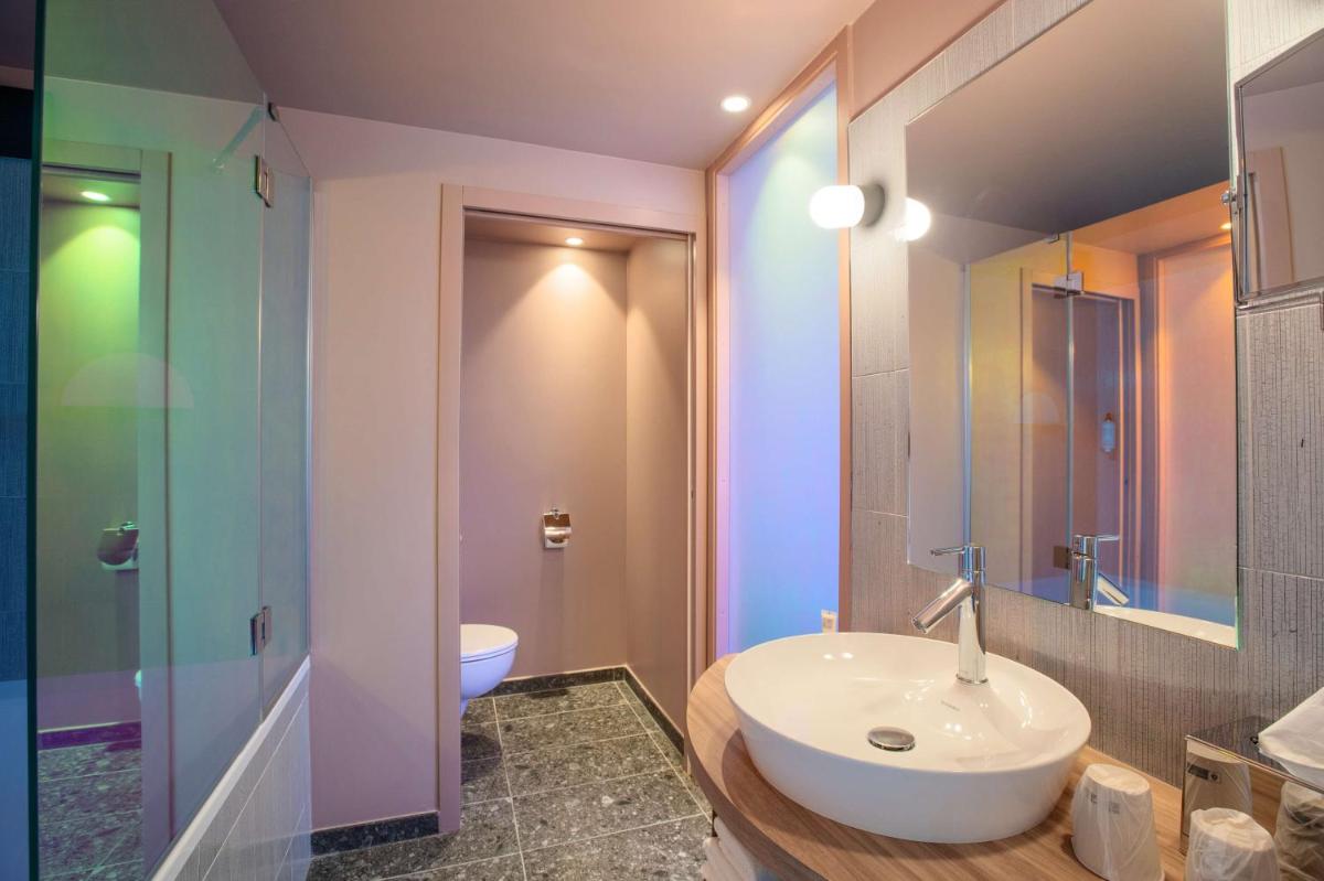 Salle de bains dans l'établissement Aiden by Best Western Clermont-Ferrand Hotel & Spa