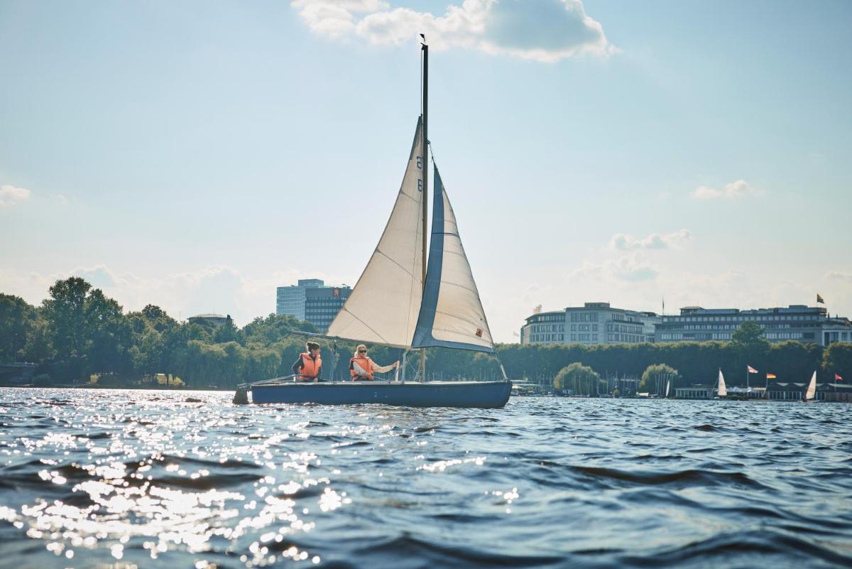 Blick auf einen Fluss in der Nähe des Hotels
