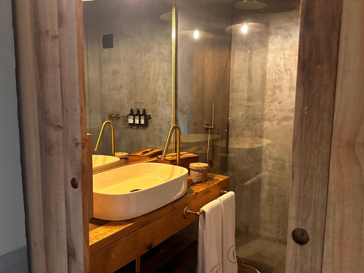 Uma casa de banho em Carmo's Boutique Hotel - Small Luxury Hotels of the World