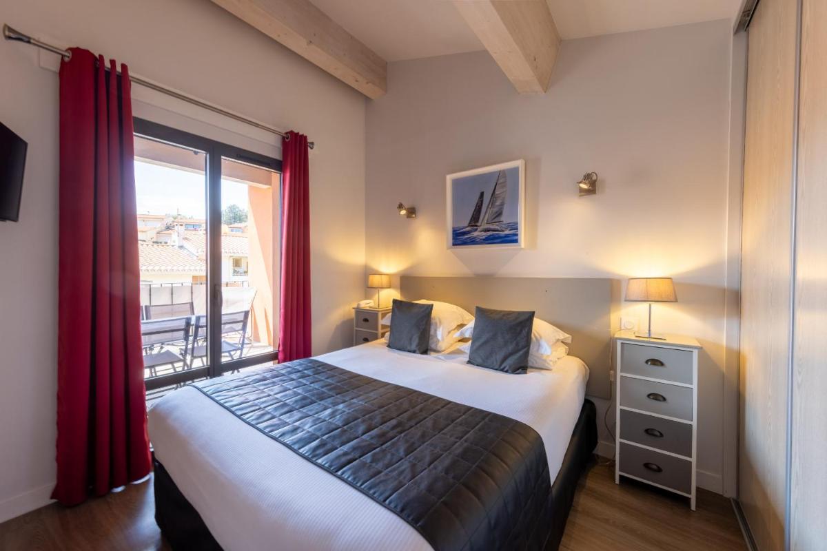 Un ou plusieurs lits dans un hébergement de l'établissement Hôtel & Spa Le Madeloc - Collioure Centre