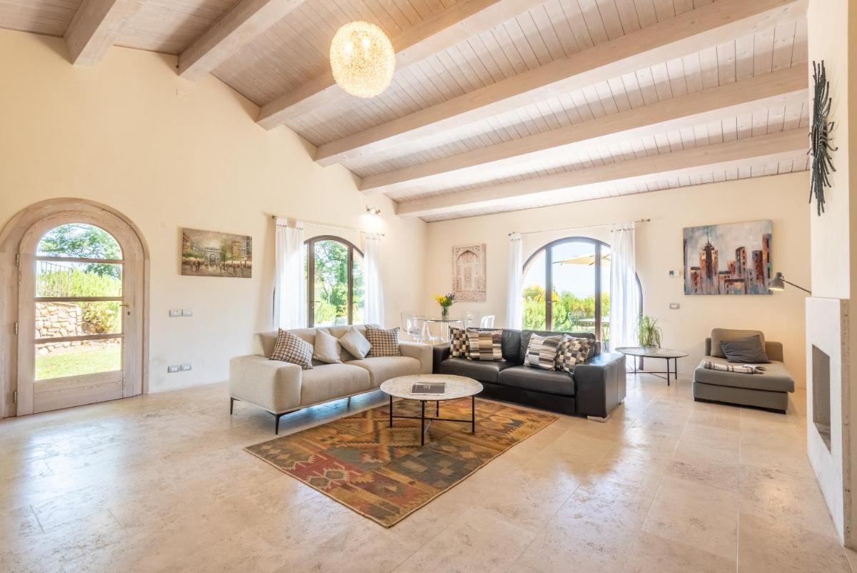Villa Falco with terrace and garden - Cignella Resort Tuscany - Housity