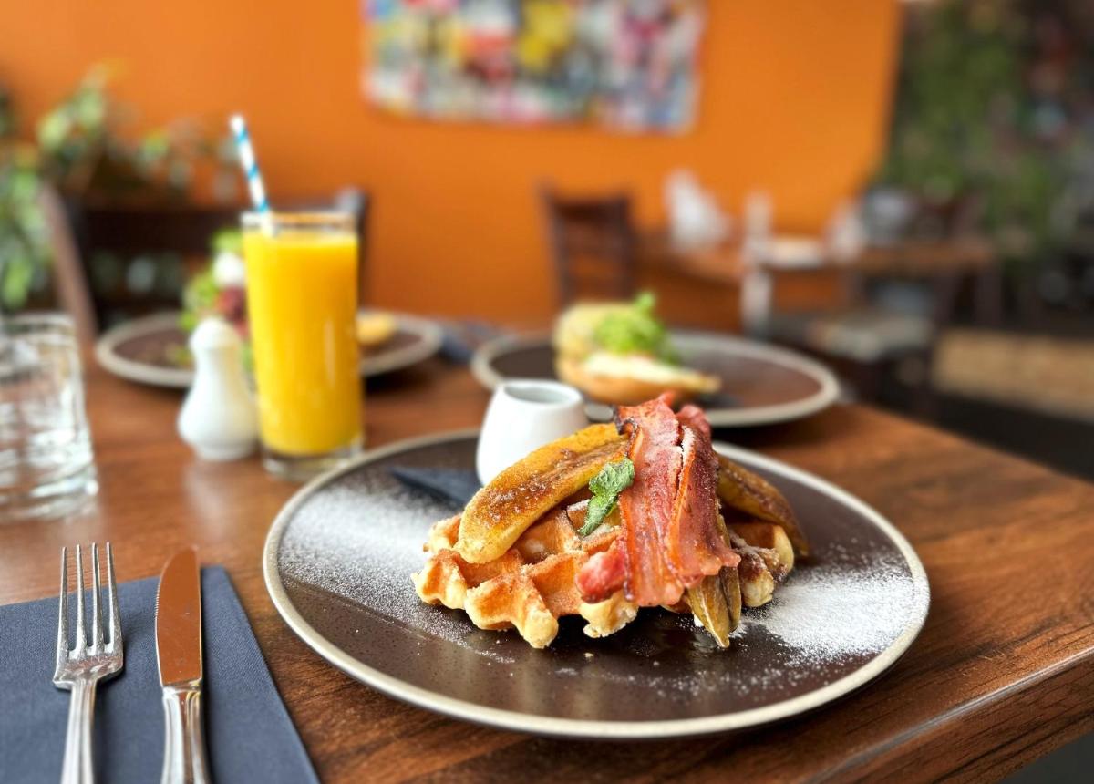 Tides Hotel - Housity