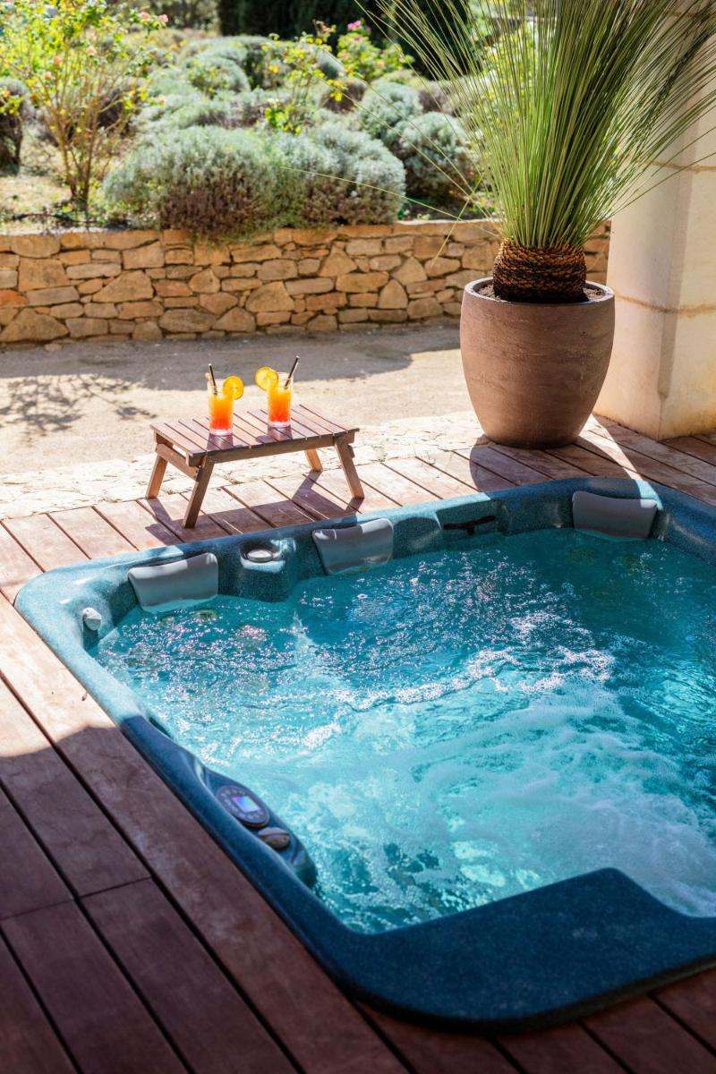 Piscine de l'établissement Hôtel - Restaurant & Spa La Magdeleine - Mathias Dandine ou située à proximité
