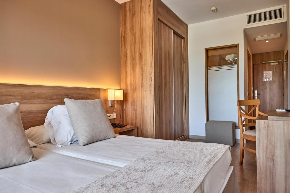 Cama o camas de una habitación en Hotel Playa Golf - Adults Only