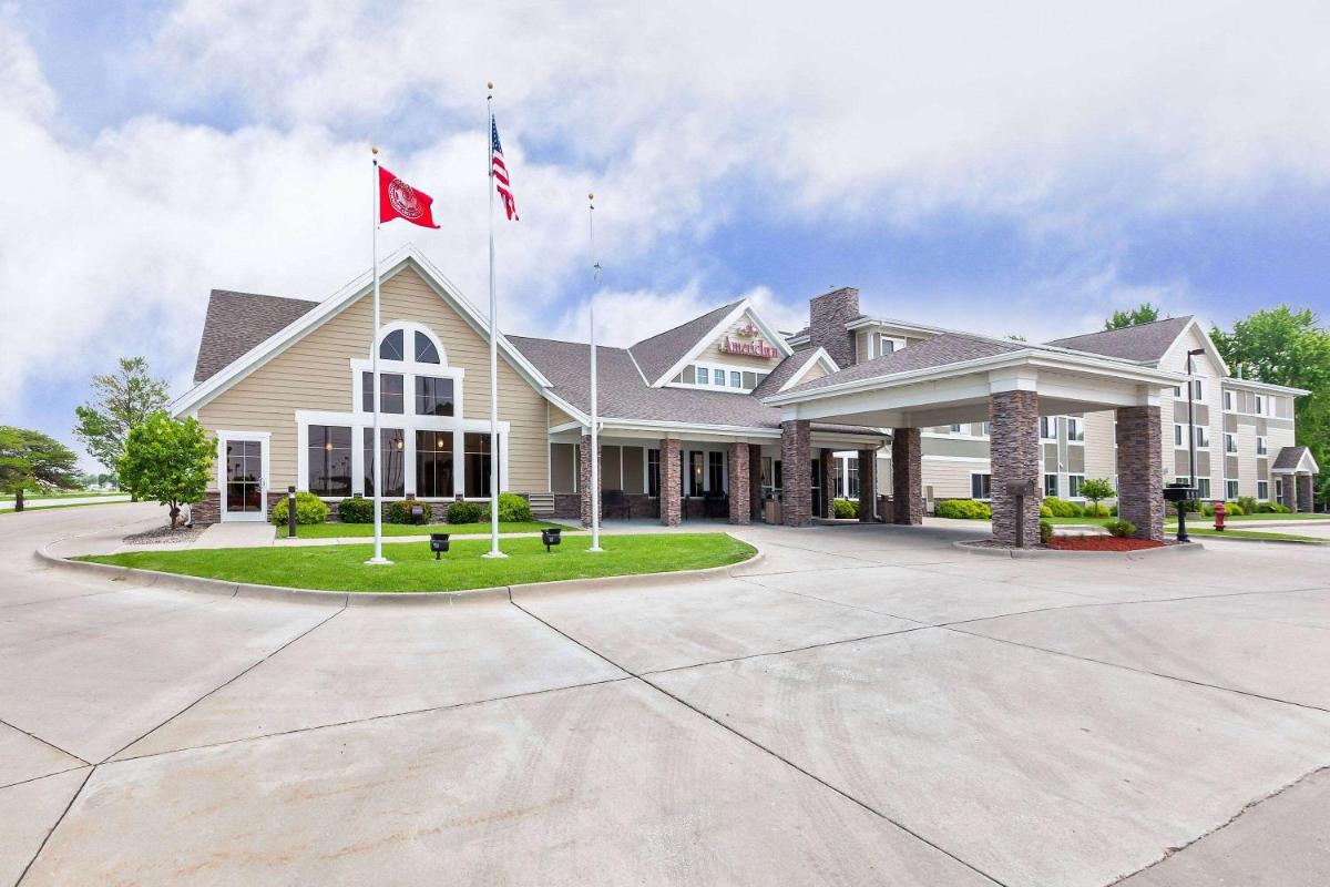 AmericInn by Wyndham Monmouth - Housity