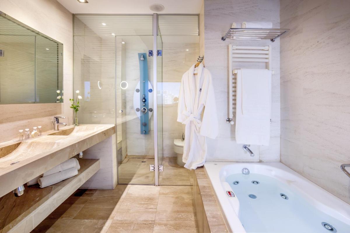 Un baño de Barceló Granada Congress
