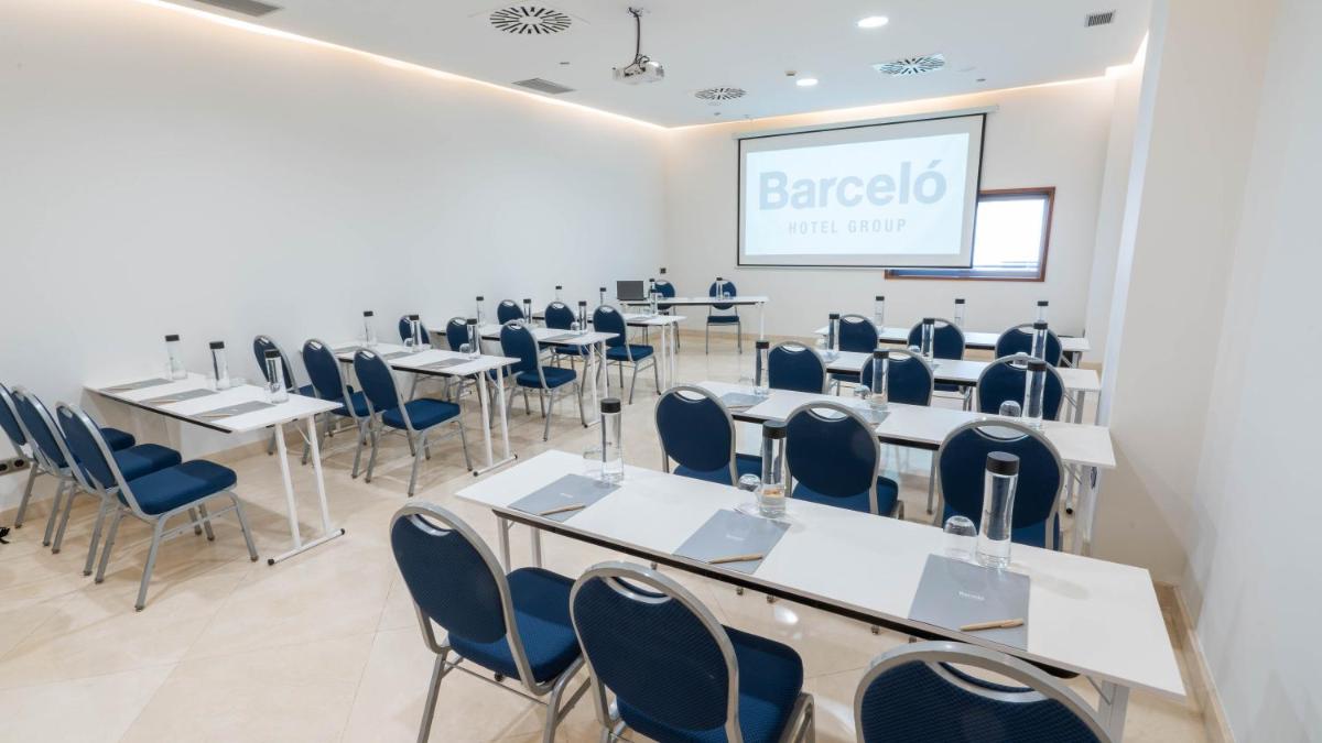 Zona business o sala de conferencias en Barceló Granada Congress