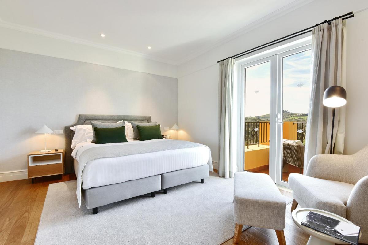 Uma cama ou camas num quarto em Dolce CampoReal Lisboa